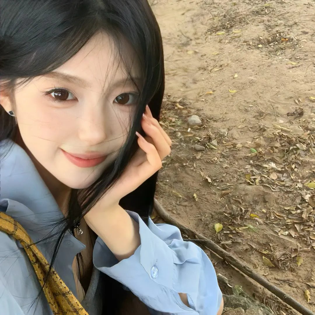 她的微笑像颗糖